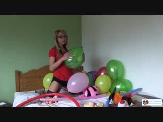 chloe 2 with balloons